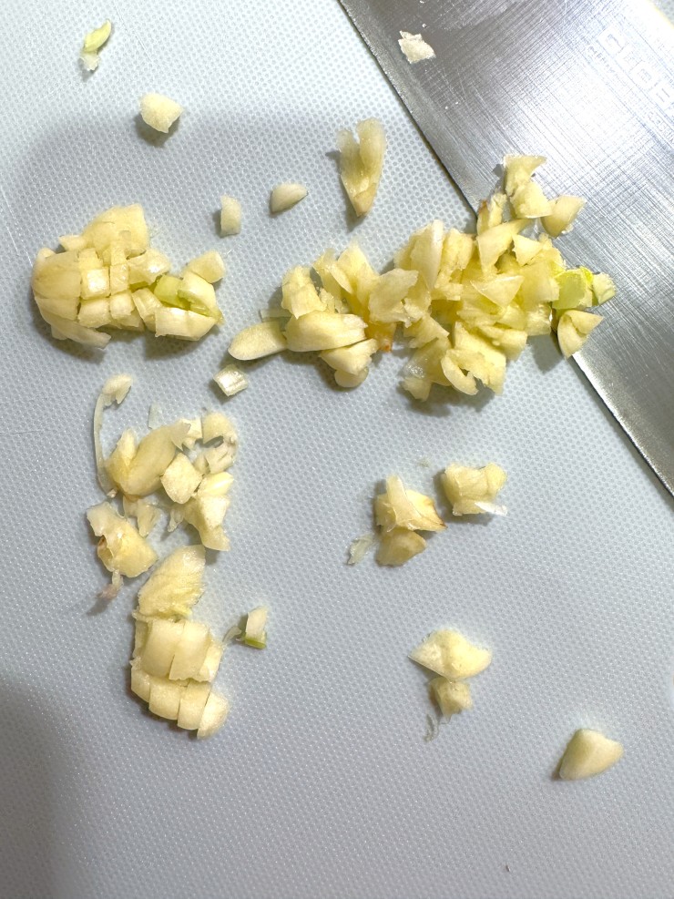 Mincing garlic with the lattice approach for Perfect Portuguese White Rice