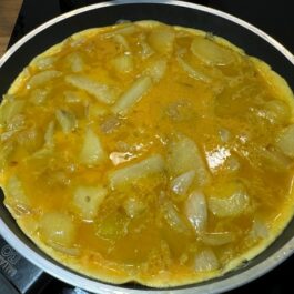 Letting the Tortilla set in the hot pan, Tortilla Espanola from tapas bars to your home